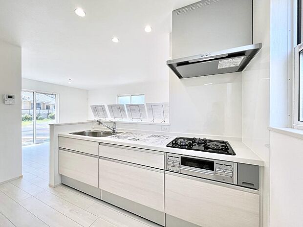 ◆1号棟◆〜Kitchen〜 「さぁ今日は何を作ろう」こんなキッチンなら思いっきり料理ができちゃいます。キッチンからはリビングが一望できます。家族がつながるお家がここにございます。