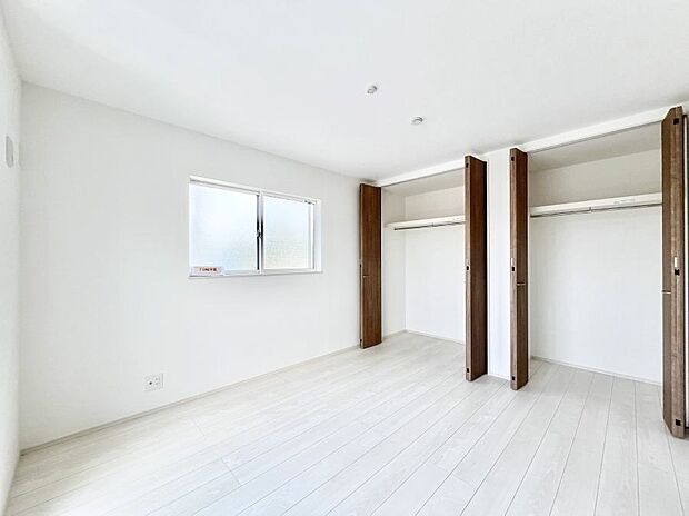 ◆1号棟◆〜Bed Room〜　「今日も一日お疲れ様」とご夫婦でゆったりくつろげる寝室。毎日の家事やお仕事に疲れた日はフカフカのベットで癒されてください。本棚をおいても快適な広さが自慢♪
