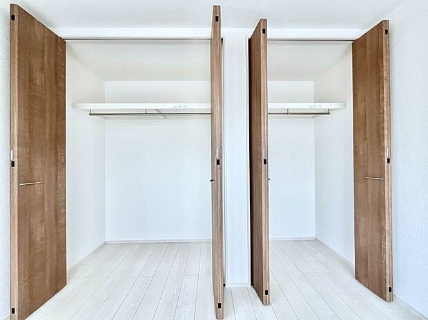 ◆1号棟◆〜Closet〜 壁面クローゼットがあればタンスを置く必要がなく、出っ張りのないスッキリ空間を維持できます。限られたスペースを有効に活用できそう。衣類や趣味の品などたっぷり収納出来ますね♪