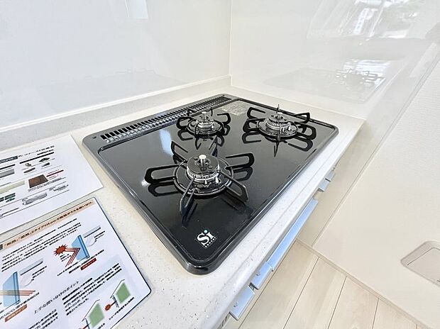 ◆1号棟◆楽しみが広がる3口のシステムキッチンでお料理も効率良く出来ます。