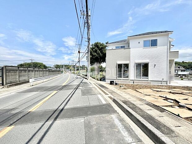 〜Exterior〜　前面道路：西 10.01m 公道　前面道路は閑静な住宅地をはしる車通りの少ない道路。駐車の出し入れもらくらくです！ご不明点・現地見学のご希望は、お気軽にお問い合わせください！