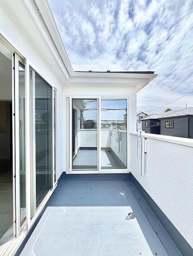 ◆1号棟◆〜Balcony〜 バルコニーは温かい陽がさしこみ、お布団や洗濯物を気持ちよく干すことができます。 使いやすく開放的なバルコニーです♪陽ざしがたっぷり降り注ぐ、バルコニー付き住まい。
