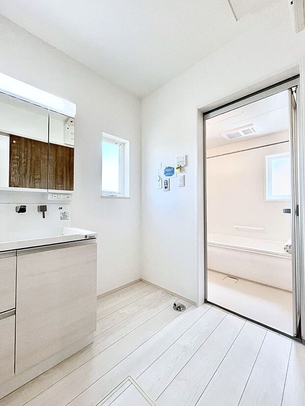 ◆1号棟◆〜Dressing Room〜 清潔感溢れる色合いで統一されていると、スッキリと整った印象をうけます。 鏡の裏にはたっぷりと収納スペースを標準装備! 水廻りは、シンプルかつ機能性を重視して。