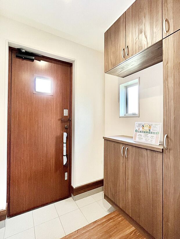 ◆1号棟◆〜Entrance〜 家の中でお客様を迎える最初の場所である玄関は、家の印象そのものです!豊富な玄関収納で、常に綺麗に保つことが出来ます♪玄関にはたっぷり収納の下駄箱を完備!