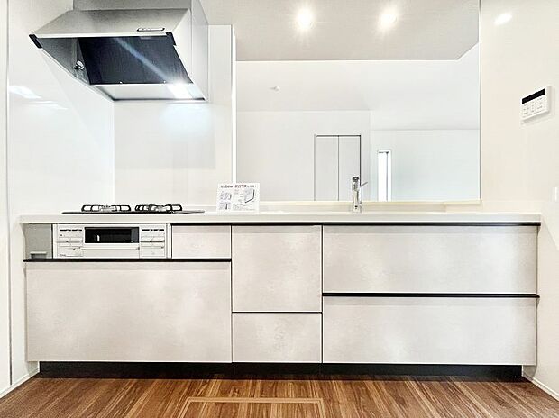 ◆1号棟◆〜Kitchen〜 広くて使いやすいキッチンなら家族でいっしょに料理をつくったり、後片付けも手間なくできちゃいます♪収納もたっぷりあるので、いつもすっきりと清潔な印象を保てます。