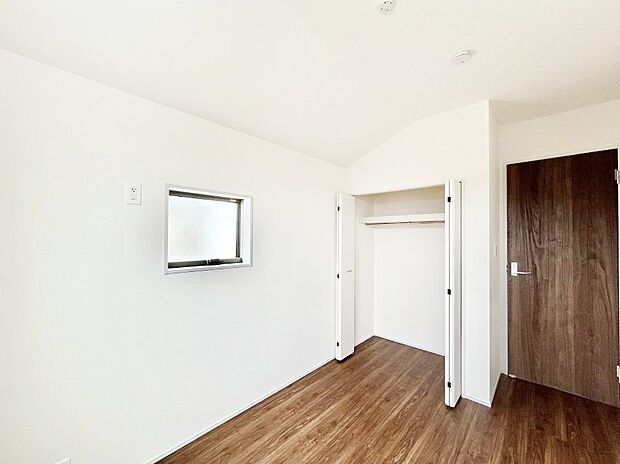 ◆1号棟◆〜Bed Room〜 マンションと違い部屋数が多いのが戸建てのメリットです。ご家族が増えたことで手狭に感じていた住まいも戸建てでは各居室プライバシーを保つことができます。