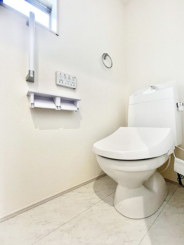 ◆1号棟◆〜Toilet〜 清潔感のある水回り♪トイレはウォシュレット付きです◎トイレは毎日使わざるを得ないもの。いつも清潔を保ちたいですね。トイレが2ヶ所あるので朝の混雑時に便利です!