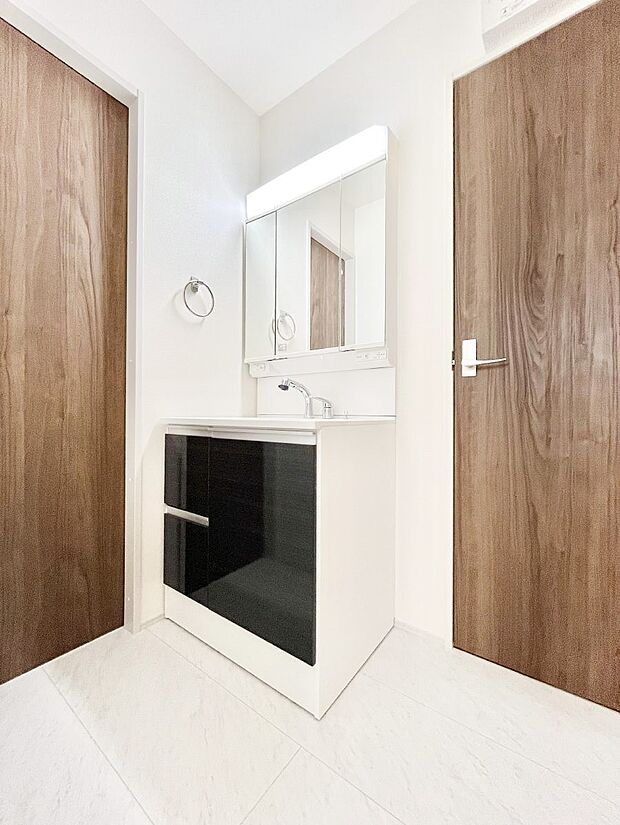 ◆1号棟◆〜Dressing Room〜 十分な大きさの洗面台は収納もさる事ながら、身だしなみチェックや歯磨きなど、朝の慌ただしい時間でもホテルライクなスペースで余裕とゆとりを感じて頂けます。