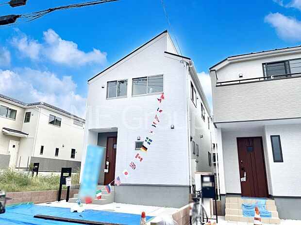 ◆1号棟◆〜Exterior〜 一戸建ての大きなメリットは、自分達の「土地」を「自由に」使える事です。ガーデニングやDIY,車やバイクの趣味など様々な用途で利用できます。
