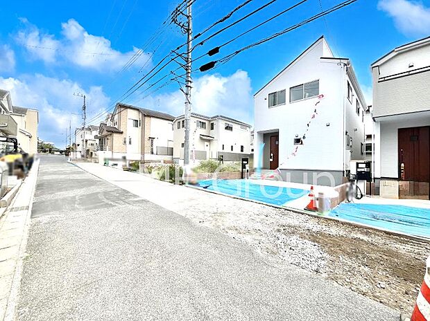 〜Exterior〜 前面道路:北西 6m 公道 前面道路は閑静な住宅地をはしる車通りの少ない道路。駐車の出し入れもらくらくです!ご不明点・現地見学のご希望は、お気軽にお問い合わせください!