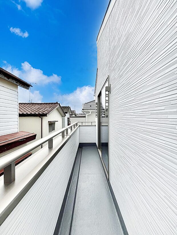 ◆1号棟◆〜Balcony〜 バルコニーは温かい陽がさしこみ、お布団や洗濯物を気持ちよく干すことができます。 使いやすく開放的なバルコニーです♪陽ざしがたっぷり降り注ぐ、バルコニー付き住まい。