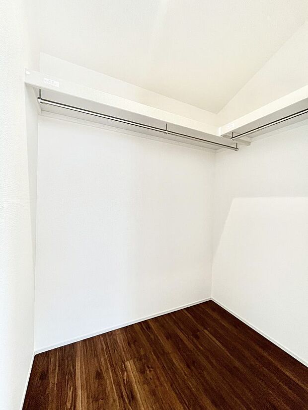 ◆1号棟◆〜Walk-in Closet〜 たくさんの洋服をかけてもシワになりにくいウォークインクローゼット。洋服以外にも、普段使わない家電やスーツケース、ストック品など何でも片付く嬉しい空間です。