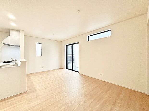 ◆号棟◆~Living~ 陽光あふれる明るい空間です。居心地良く、ご家族皆がゆったり寛げる憩いの空間となりそうです。ご家族の会話も弾み、遅くまでおしゃべりが続いてしまいそう♪