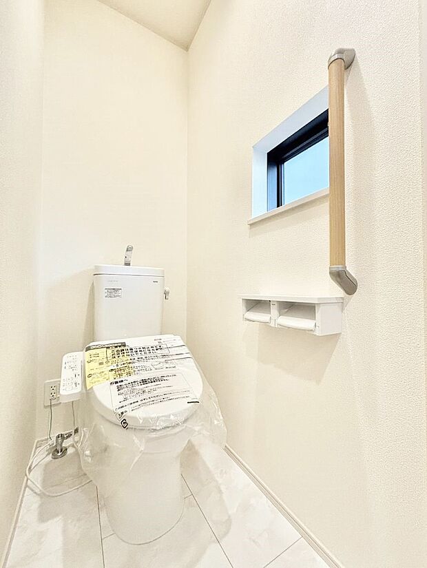 ◆A号棟◆~Toilet~ 綺麗・スッキリ・快適なウォシュレット付トイレでくつろげる空間です。採光もあり明るく、快適空間となっております♪毎日使う場所だからこその配慮です!
