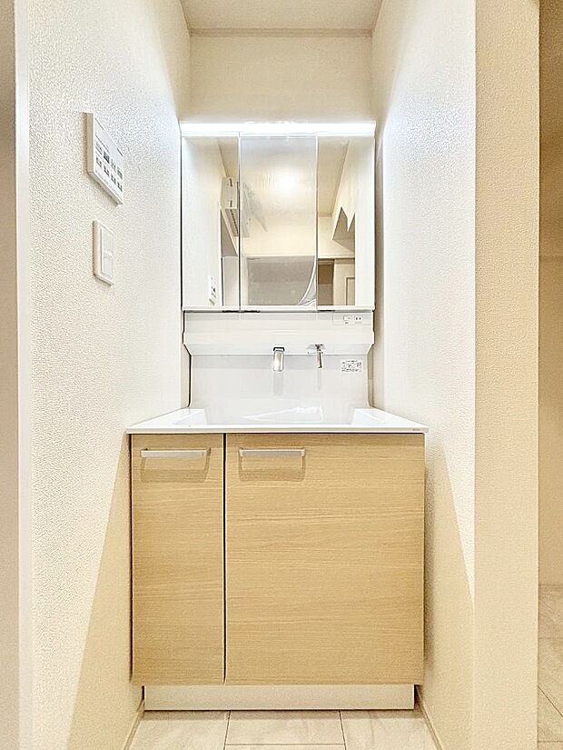 ◆A号棟◆〜Dressing Room〜　十分な大きさの洗面台は収納もさる事ながら、身だしなみチェックや歯磨きなど、朝の慌ただしい時間でもホテルライクなスペースで余裕とゆとりを感じて頂けます。