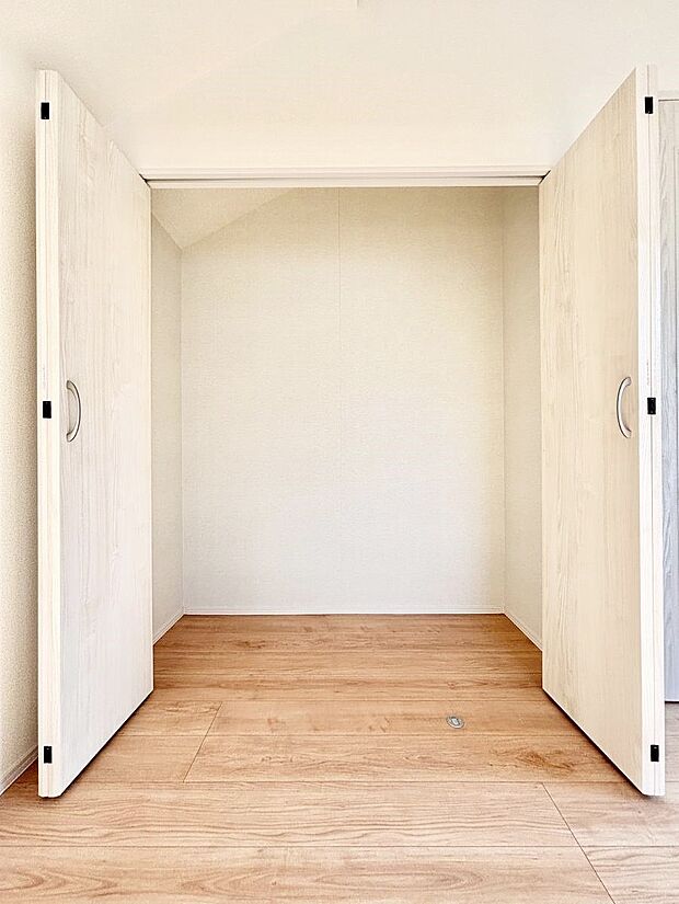 ◆A号棟◆〜Closet〜　壁面クローゼットがあればタンスを置く必要がなく、出っ張りのないスッキリ空間を維持できます。限られたスペースを有効に活用できそう。