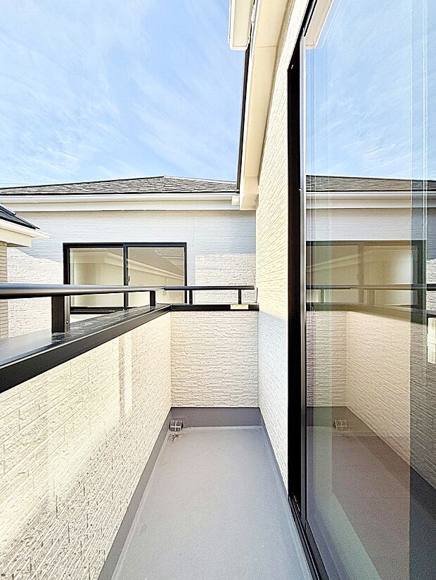 ◆A号棟◆〜Balcony〜　大きな空に囲まれた気持ちのいい家。バルコニーを覗くだけで圧倒的な開放感に包まれます。日当たり良好！晴れた日はお洗濯物も気持ちよく乾きますね♪