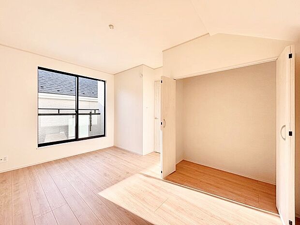 ◆A号棟◆~Bed Room~ 日照に恵まれたお部屋。柔らかい自然光で朝目覚める暮らしが送れるだろう。また、機能的な収納を配置して、片付いた空間も実現出来そう。