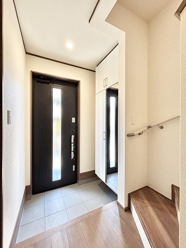 ◆号棟◆〜Entrance〜　ドアのスリットから陽光がたっぷりと取り込めます。明るい玄関でお客様をお迎え出来ますね。収納スペースが豊富なのも嬉しいポイント！いつも家族を明るく迎える玄関。