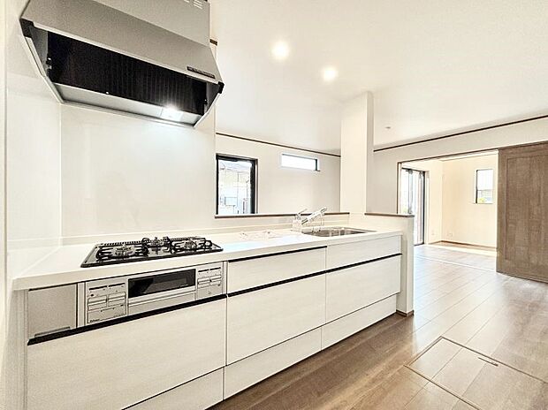 ◆C号棟◆〜Kitchen〜　「さぁ今日は何を作ろう」こんなキッチンなら思いっきり料理ができちゃいます。キッチンからはリビングが一望できます。家族がつながるお家がここにございます。