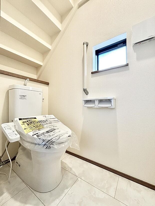 ◆C号棟◆〜Toilet〜　綺麗・スッキリ・快適なウォシュレット付トイレでくつろげる空間です。採光もあり明るく、快適空間となっております♪毎日使う場所だからこその配慮です！
