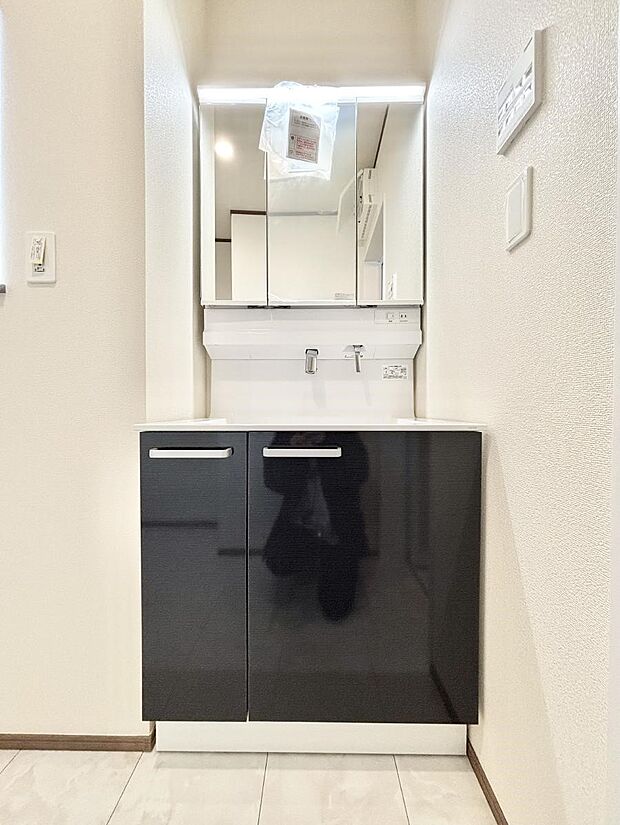 ◆C号棟◆〜Dressing Room〜　十分な大きさの洗面台は収納もさる事ながら、身だしなみチェックや歯磨きなど、朝の慌ただしい時間でもホテルライクなスペースで余裕とゆとりを感じて頂けます。
