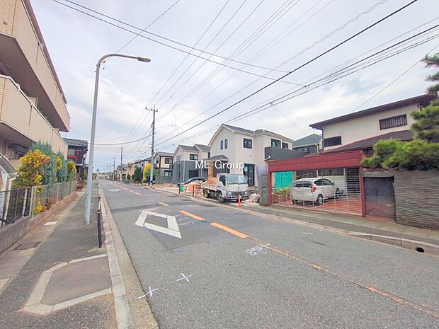 〜Exterior〜　前面道路：北西 10m 公道　前面道路は閑静な住宅地をはしる車通りの少ない道路。駐車の出し入れもらくらくです！ご不明点・現地見学のご希望は、お気軽にお問い合わせください！