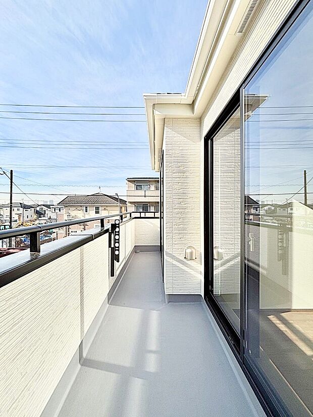 ◆号棟◆〜Balcony〜　大きな空に囲まれた気持ちのいい家。バルコニーを覗くだけで圧倒的な開放感に包まれます。日当たり良好！晴れた日はお洗濯物も気持ちよく乾きますね♪