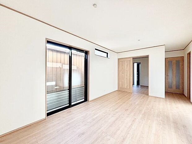 ◆B号棟◆〜Living〜　陽光あふれる明るい空間です。居心地良く、ご家族皆がゆったり寛げる憩いの空間となりそうです。ご家族の会話も弾み、遅くまでおしゃべりが続いてしまいそう♪