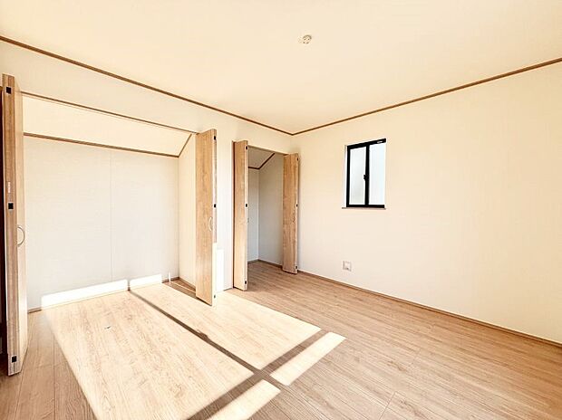 ◆B号棟◆〜Bed Room〜　マンションと違い部屋数が多いのが戸建てのメリットです。ご家族が増えたことで手狭に感じていた住まいも戸建てでは各居室プライバシーを保つことができます。