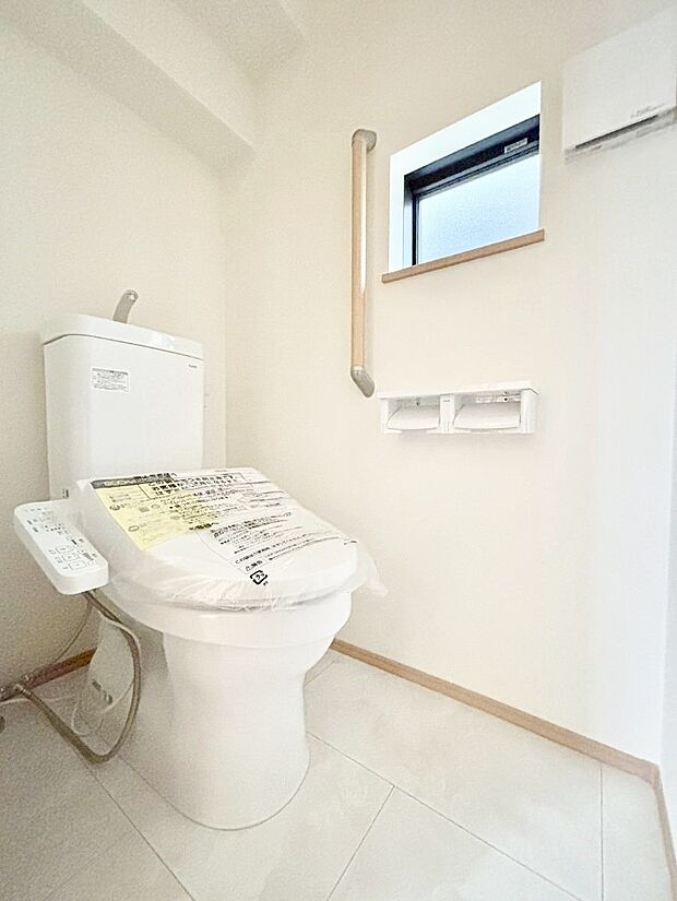 ◆B号棟◆〜Toilet〜　綺麗・スッキリ・快適なウォシュレット付トイレでくつろげる空間です。採光もあり明るく、快適空間となっております♪毎日使う場所だからこその配慮です！