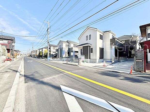 〜Exterior〜　前面道路：北西 10m 公道　前面道路は閑静な住宅地をはしる車通りの少ない道路。駐車の出し入れもらくらくです！ご不明点・現地見学のご希望は、お気軽にお問い合わせください！
