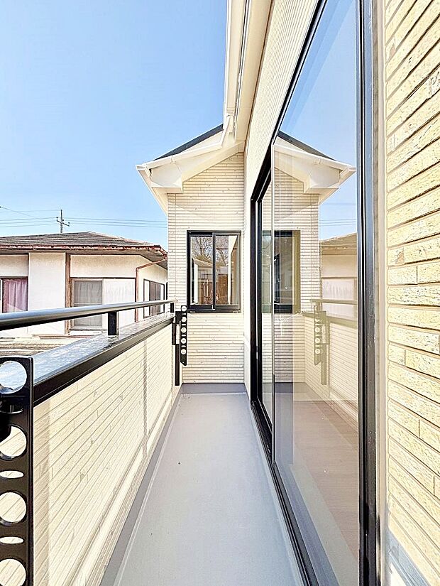 ◆B号棟◆〜Balcony〜　大きな空に囲まれた気持ちのいい家。バルコニーを覗くだけで圧倒的な開放感に包まれます。日当たり良好！晴れた日はお洗濯物も気持ちよく乾きますね♪