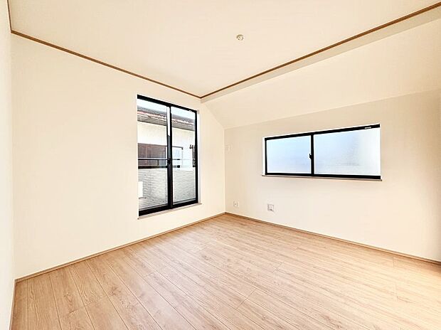 ◆B号棟◆〜Bed Room〜　2面採光を確保した明るい室内は、風通しも良く、大変居心地の良い空間となっております。爽やかな風を感じて起きる朝は、快適生活の始まりに！