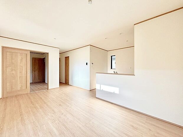 ◆B号棟◆〜Living〜　家族の会話や笑顔が行き交うリビングです。子供が走ってる姿を見ながら、大きなソファやダイニングテーブルでゆったり食事をしたりくつろぎたい♪そんな夢が叶えられる空間です！