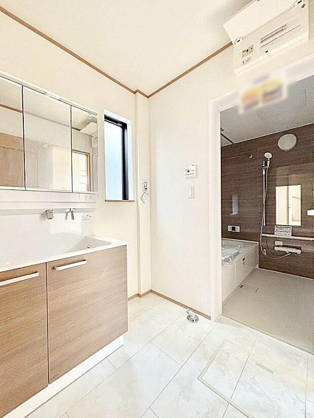 ◆B号棟◆〜Dressing Room〜　暗くなりがちな洗面所も窓があると採光と換気が可能なので気持ちよくお使い頂けます。三面鏡タイプの洗面台は鏡裏収納で散らかりがちな洗面所もスッキリ♪