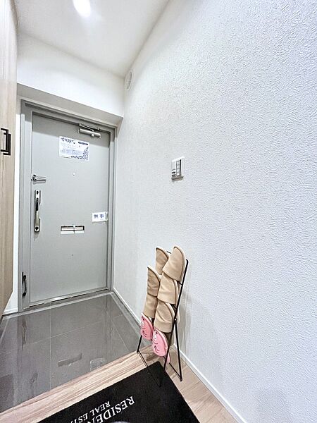 ～Entrance～　玄関は家の顔といわれますが我が家のセンスをさりげなく感じさせる魅力ある玄関造りも楽しみの一つ。帰宅する度に家族がほっとできる心地よい空間造りも大切ですね♪