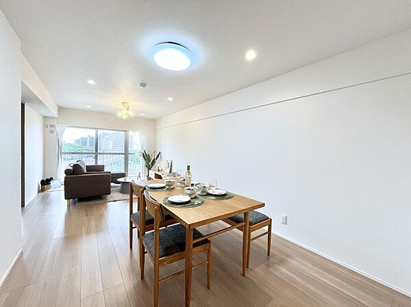 ～Living～　飽きの来ないシンプルでおしゃれなLDK。大きな窓から日差しが差し込むので室内も明るく、家族の憩いの場としてピッタリです。開放感と日当たりの良さを是非ご覧ください！