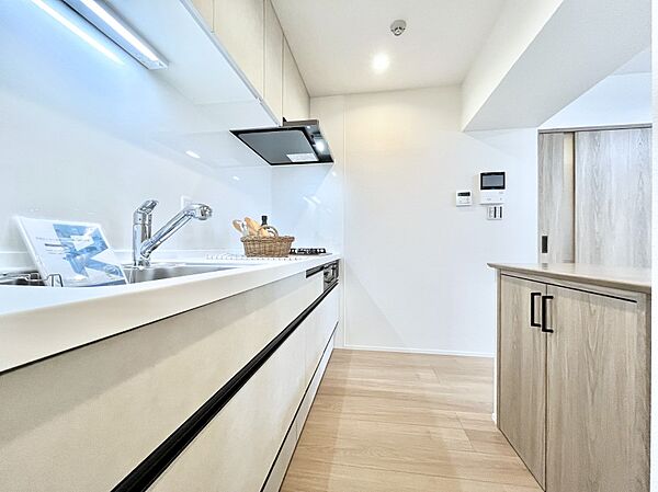 ～Kitchen～　毎日使う場所だからこそ、使い勝手を考慮しました。ゆったりとしたキッチンコーナーは質感豊かな仕上がりとなっております。広々としたスペースでストレスなくお料理をお楽しみいただけます♪