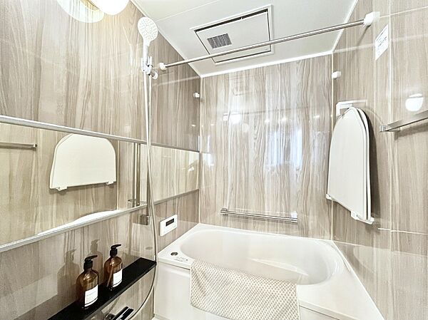～Bath Room～　落ち着いた雰囲気の浴室で明日に向けてリフレッシュ。浴室乾燥機能も付いているので隣の洗濯機置き場で洗い上がった洗濯物を、雨の日も天気を気にせず乾燥させることも可能です。