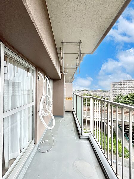 ～Balcony～　南向きのバルコニーの前には雲以外に太陽を遮るものがありません。お洗濯物も乾きやすく、何より明るく気持ちのいい光が入ってきます。使いやすく開放的なバルコニーです♪