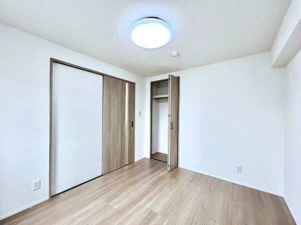 ～Bed Room～  全居室には収納クローゼットを完備！普段使いのお洋服や小物はもちろん、季節物のお洋服などもしっかりと整理整頓おしまい頂けます。  居室空間を広く使用できますね。