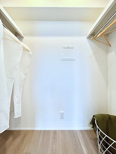 ～Walk-in Closet～　必要なものやコーディネートを一覧して確認でき、身支度や準備が短時間で済むウォークインクローゼットを設置しました。家の中をすっきりとさせる便利な収納スペースです。