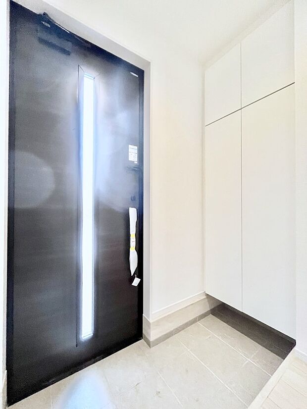 〜Entrance〜　家の中でお客様を迎える最初の場所である玄関は、家の印象そのものです！豊富な玄関収納で、常に綺麗に保つことが出来ます♪玄関にはたっぷり収納の下駄箱を完備！