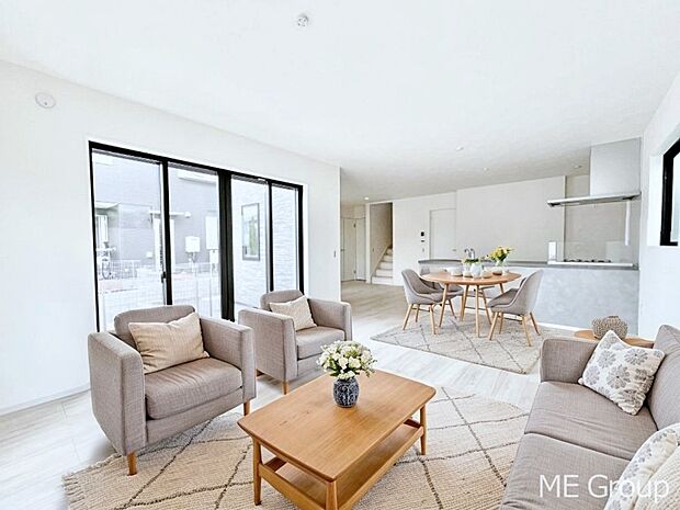 〜Living〜　飽きの来ないシンプルでおしゃれなLDK。大きな窓から日差しが差し込むので室内も明るく、家族の憩いの場としてピッタリです。開放感と日当たりの良さを是非ご覧ください！　※家具はCGです