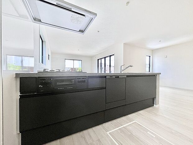 〜Kitchen〜　会話が弾むリビング、料理が愉しくなるキッチン。家は、ただ生活する場ではなく、暮らしを愉しく、快適にする場所。笑顔の毎日、安らぎの日々のために、最新の設備・仕様を採用。