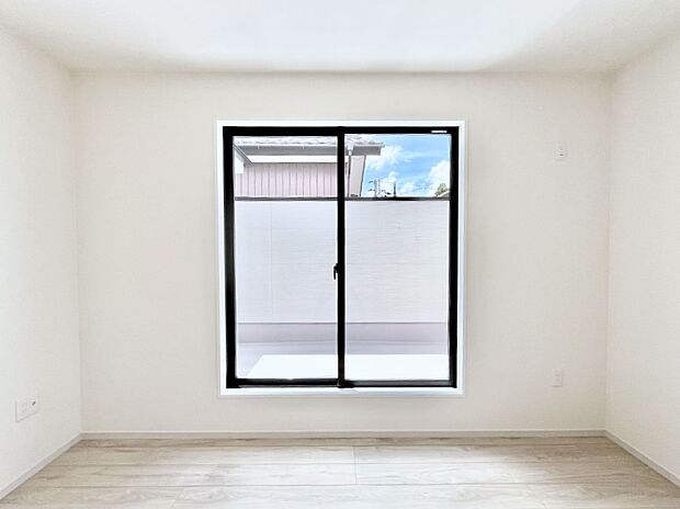 〜Bed Room〜　バルコニーからの明るい日差しが差し込みます。日照に恵まれたお部屋。柔らかい自然光で朝目覚める暮らしが送れるだろう。また、機能的な収納を配置して、片付いた空間も実現出来そう。
