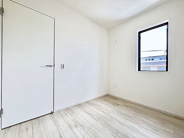 〜Bed Room〜　子供部屋はお子様にとって大変重な役割があります。子供一人で過ごす空間を与えることで、宿題や勉強時間も自然と増えまた自ら部屋の片付けや掃除なども促すことに繋がります。