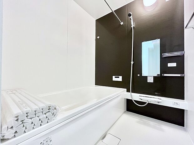 〜Bath Room〜　ゆったりと足を伸ばして入浴することが可能！一日の疲れを癒す貴重なバスタイムです。お子様とご一緒でも十分な広さなので、リビングとは違った家族団欒のひと時をお楽しみいただけます。