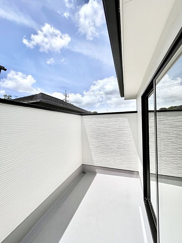 〜Balcony〜  バルコニーは温かい陽がさしこみ、お布団や洗濯物を気持ちよく干すことができます。  使いやすく開放的なバルコニーです♪陽ざしがたっぷり降り注ぐ、バルコニー付き住まい。  